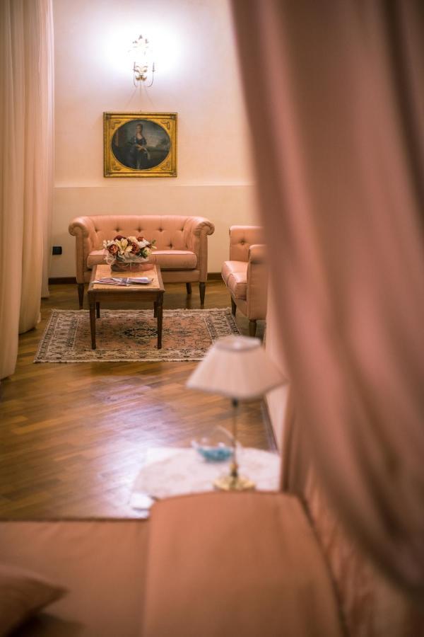 アルバ パラッツォ フィナティ Bed & Breakfast エクステリア 写真