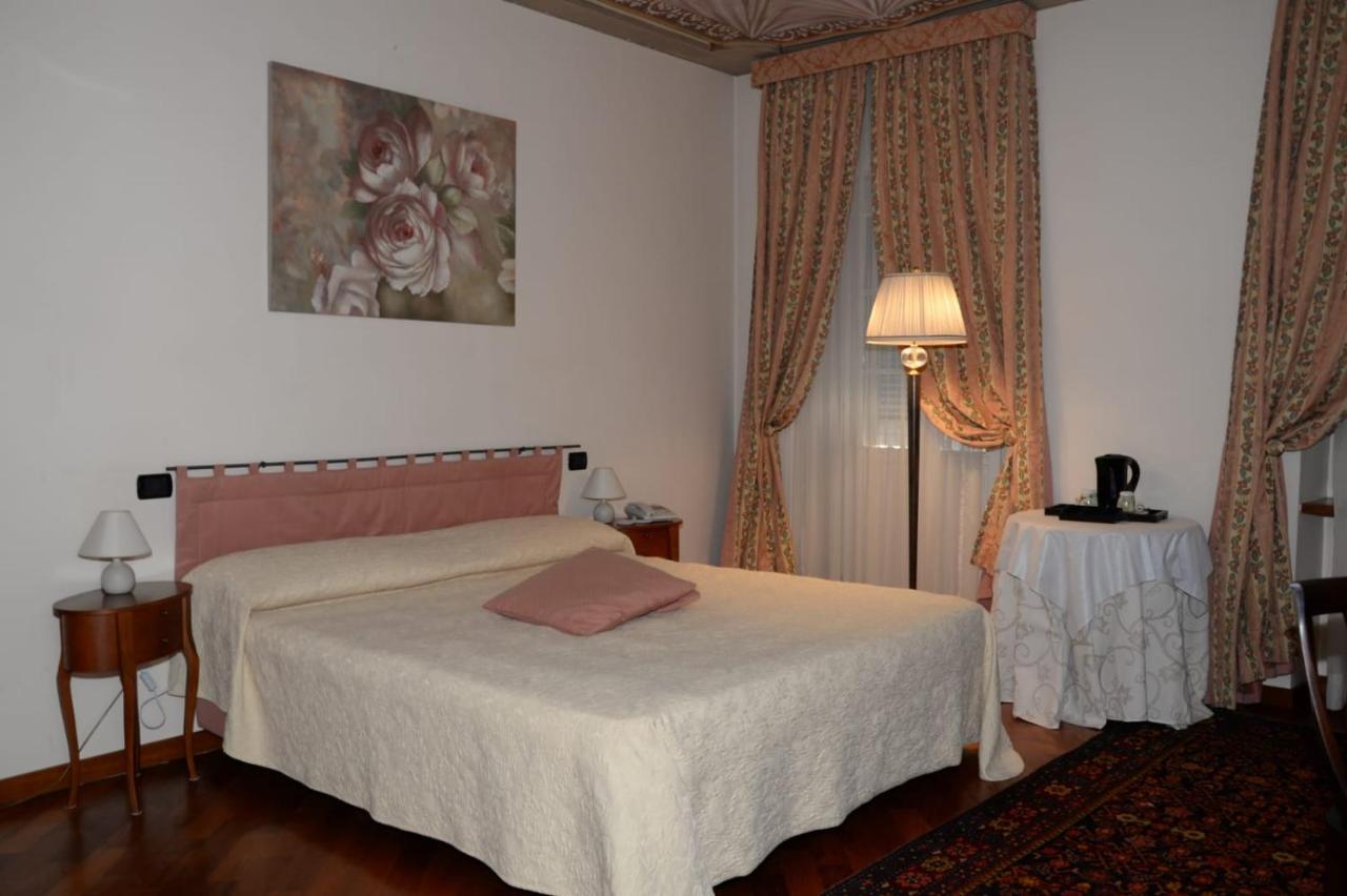 アルバ パラッツォ フィナティ Bed & Breakfast エクステリア 写真